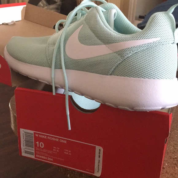 Women’s size 10 Roshe One - Picture 2 of 2